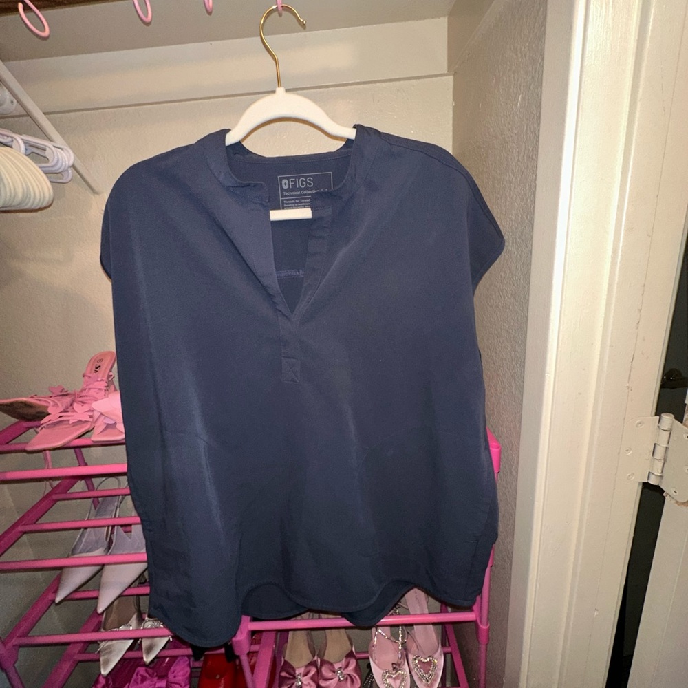 Women’s figs scrub top. Size large.